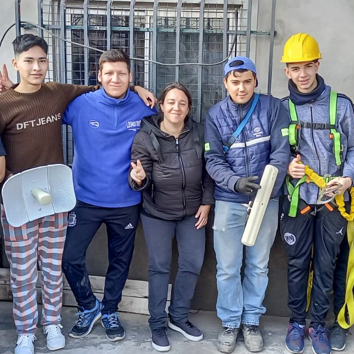 Grupo de jóvenes argentinos en una capacitación de tecnologías de conectividad.